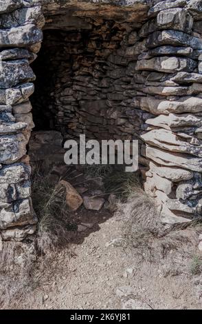 Une très vieille cabane traditionnelle en pierre circulaire, montagnes des Pyrénées, Espagne Banque D'Images