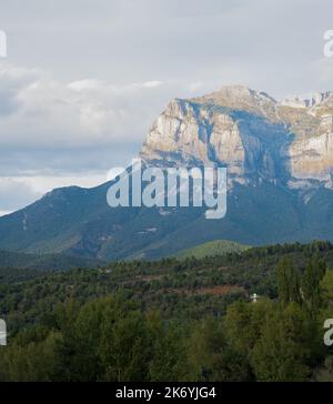 Vue magnifique sur les montagnes des Pyrénées espagnoles surmontées de nuages Banque D'Images