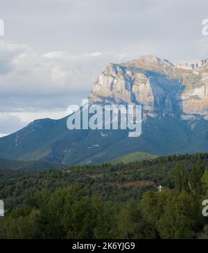 Vue magnifique sur les montagnes des Pyrénées espagnoles surmontées de nuages Banque D'Images