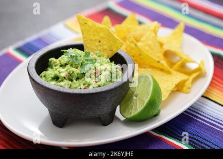 Guacamole maison avec chips tortilla, hors-d'œuvre mexicain Banque D'Images