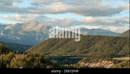 Vue magnifique sur les montagnes des Pyrénées espagnoles surmontées de nuages Banque D'Images