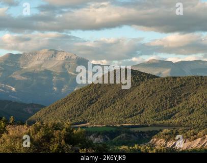 Vue magnifique sur les montagnes des Pyrénées espagnoles surmontées de nuages Banque D'Images