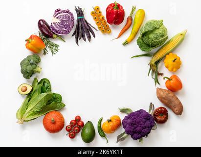 Arrière-plan sain. Photo de différents légumes isolés sur fond blanc. Gros plan. Copier l'espace. Vue de dessus Banque D'Images