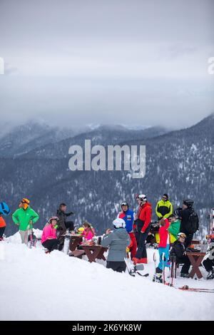 Slovaquie, Jasna - 4 février 2022 : les skieurs mangent sur le sommet de la pente Banque D'Images