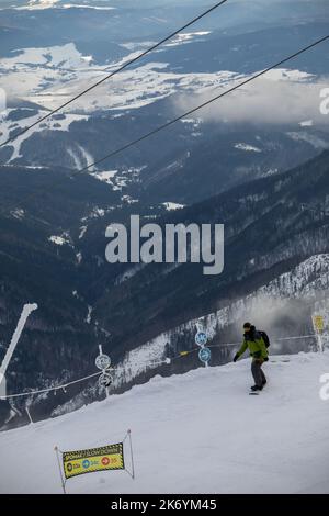 snowboardeur à la pente de la montagne chopok en slovaquie copier l'espace Banque D'Images