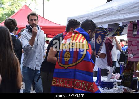 Un supporter de Barcelone près du stade Santiago Bernabeu avant le match El Clasico Banque D'Images