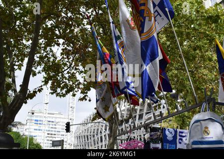 Drapeaux près du stade Santiago Bernabeu avant le match du Real Madrid contre Barcelone - El Clasico Banque D'Images