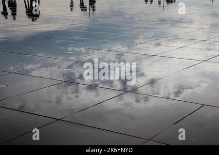 Silhouettes sur le site du miroir d'eau à Bordeaux en France Banque D'Images