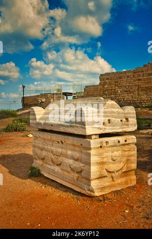 Césarée est un site magnifique, un parc national où les ruines antiques du port, les belles plages et les impressionnantes résidences modernes Banque D'Images