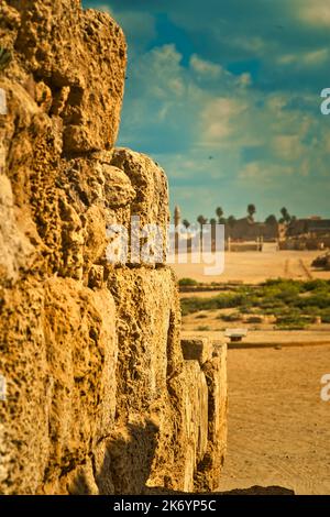 Césarée est un site magnifique, un parc national où les ruines antiques du port, les belles plages et les impressionnantes résidences modernes Banque D'Images