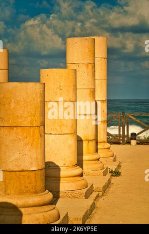 Césarée est un site magnifique, un parc national où les ruines antiques du port, les belles plages et les impressionnantes résidences modernes Banque D'Images