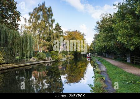 Couleurs d'automne le long de l'eau fixe sur la branche de Rufford du canal de Leeds et Liverpool en octobre 2022. Banque D'Images