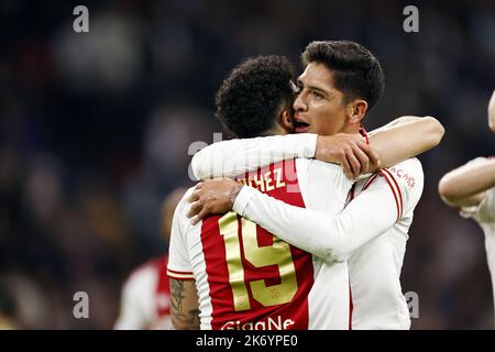 AMSTERDAM - (lr) Jorge Sanchez d'Ajax, Edson Alvarez ou Ajax célèbrent le 1-0 lors du match hollandais entre Ajax Amsterdam et Excelsior à l'arène Johan Cruijff sur 16 octobre 2022 à Amsterdam, pays-Bas. ANP MAURICE VAN STEEN Banque D'Images