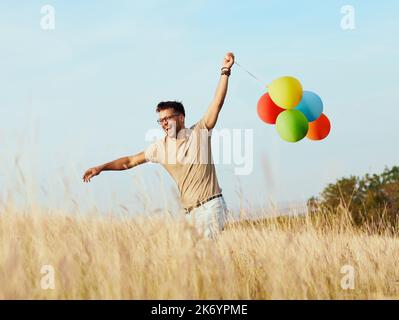 homme été amusant style de vie ballon plein air communauté champ joie fierté lgbt courir gaifu jouant la liberté heureuse Banque D'Images