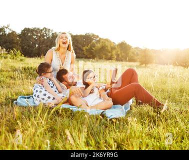 enfant portrait de famille extérieur mère femme père fille heureux bonheur style de vie ayant le collage amusant Banque D'Images