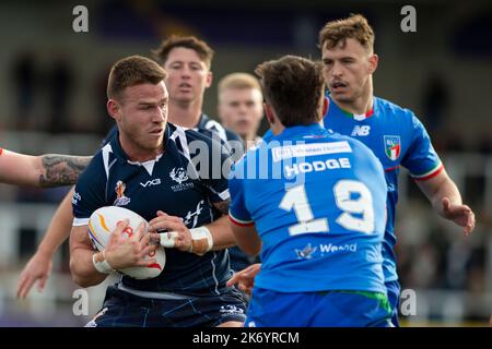 Newcastle, Royaume-Uni. 16th octobre 2022. Scotland 2nd Row Euan Aitken entouré de joueurs italiens lors du match de rugby à XV de la coupe du monde de la coupe du monde B 2021 entre l'Écosse et l'Italie à Kingston Park, Newcastle, le dimanche 16th octobre 2022. (Crédit : Trevor Wilkinson | MI News) Banque D'Images