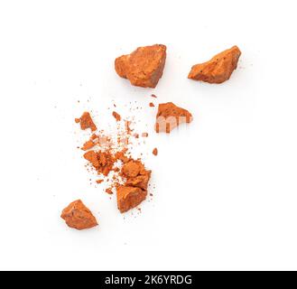 Morceaux volants et poudre de briques rouges cassées isolés sur blanc Banque D'Images
