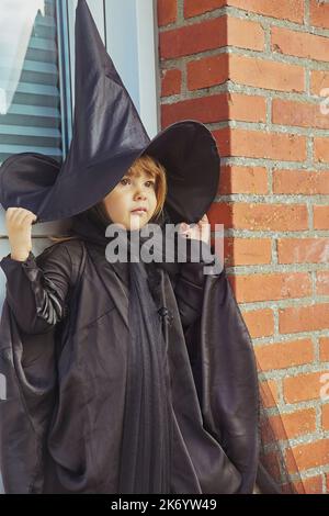 Adorable enfant sur le porche habillé en costume d'halloween Banque D'Images