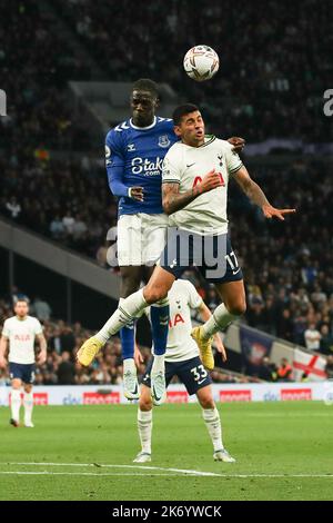 Londres, Royaume-Uni. 16th octobre 2022. Amadou Onana d'Everton et Cristian Romero de Tottenham Hotspur défi pour le ballon lors du match de la Premier League entre Tottenham Hotspur et Everton au stade Tottenham Hotspur, Londres, Angleterre, le 15 octobre 2022. Photo de Ken Sparks. Utilisation éditoriale uniquement, licence requise pour une utilisation commerciale. Aucune utilisation dans les Paris, les jeux ou les publications d'un seul club/ligue/joueur. Crédit : UK Sports pics Ltd/Alay Live News Banque D'Images