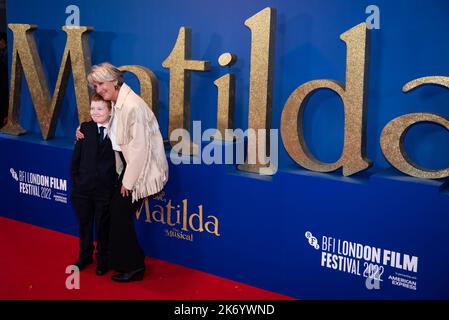 Emma Thompson participe à la première mondiale « Matilda the musical » de Roald Dahl au gala de la soirée d'ouverture lors du BFI London film Festival 66th au Royal Festival Hall de Londres. Banque D'Images