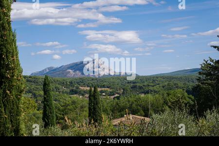 Le Mont Sainte victoire en France, souvent peint par Paul Cézanne, vu du domaine des Peintres (Terrein des Peintres) à Aix-en-Provence. Banque D'Images