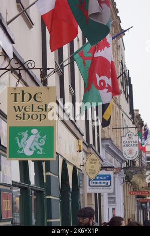 Enseignes et drapeaux à Castle High Street à Cardiff, pays de Galles (Royaume-Uni) : Banque D'Images