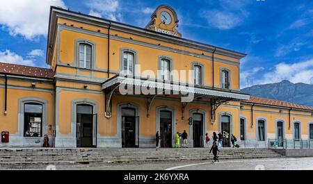 Le centre ferroviaire de Lecco sur le lac de Côme, en italie. Banque D'Images