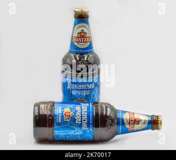 Kiev, Ukraine - 02 octobre 2021: Studio Shoot de Poltavpivo Dykanka soirées ukrainiennes bouteilles de bière foncée gros plan contre le blanc. Banque D'Images