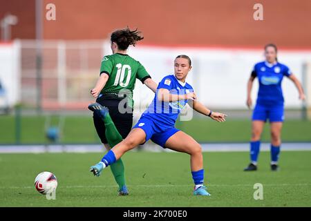 Shuana Chambers of Aberystwyth Town WomenÕs FC est encrassée par Seren Watkins de Cardiff City Women FC - obligatoire par ligne : Ashley Crowden - 16/10/2022 - FOOTBALL - Cardiff International Sports Stadium - Cardiff, pays de Galles - Cardiff City Women FC vs Aberystwyth Town WomenÕs FC - Genero Adran Premier phase 1 22/23 Banque D'Images