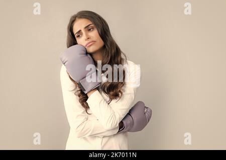 Triste femme fatiguée en gants de boxe. Boxeur fille posant avec des gants. Banque D'Images