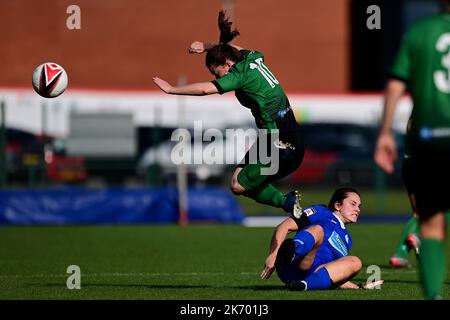 Cardiff, Royaume-Uni. 16th octobre 2022. Genero Adran Premier phase 1 22/23: Cardiff City FC / Aberystwyth Town FC. Shuana Chambers of Aberystwyth Town WomenÕs FC est abordé par Siobhan Walsh de Cardiff City Women FC - obligatoire crédit en ligne: Ashley Crowden/Alay Live News Banque D'Images