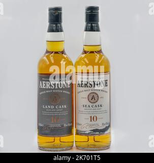 Kiev, Ukraine - 06 septembre: Aerstone Single malt terrain fût et Sea fût Scotch âgé de 10 ans bouteilles de whisky gros plan contre blanc. William Grant et Banque D'Images