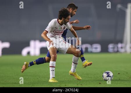 Vérone, Italie. 16th octobre 2022. Miguel Veloso de Hellas Verona prend Yacine Adli de l'AC Milan pendant la série Un match au Stadio Marcantonio Bentegodi, Vérone. Crédit photo à lire: Jonathan Moscrop/Sportimage crédit: Sportimage/Alay Live News Banque D'Images