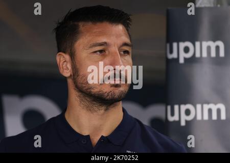 Vérone, Italie. 16th octobre 2022. Salvatore Bocchetti l'entraîneur-chef de Hellas Verona regarde avant de démarrer dans la série Un match au Stadio Marcantonio Bentegodi, Vérone. Crédit photo à lire: Jonathan Moscrop/Sportimage crédit: Sportimage/Alay Live News Banque D'Images