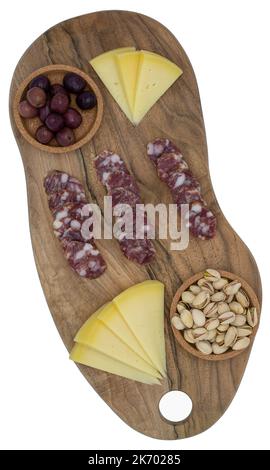 Vue en grand angle de l'assiette alimentaire en bois de l'Istrie (salami, saucisse, fromage, olives) sur du bois sur fond blanc isolé Banque D'Images