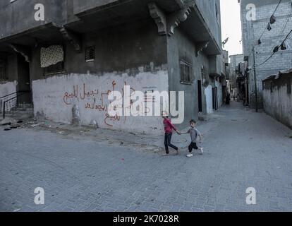 16 octobre 2022, la ville de Gaza, la bande de Gaza, Palestine : on voit des enfants réfugiés palestiniens marcher devant leur domicile dans le nord de la bande de Gaza. (Image de crédit : © Mahmoud Issa/SOPA Images via ZUMA Press Wire) Banque D'Images