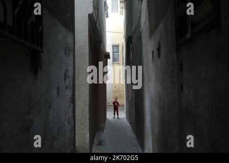 16 octobre 2022, Gaza, la bande de Gaza, Palestine : un enfant palestinien est vu marcher dans une ruelle devant sa maison dans le nord de la bande de Gaza. (Image de crédit : © Mahmoud Issa/SOPA Images via ZUMA Press Wire) Banque D'Images