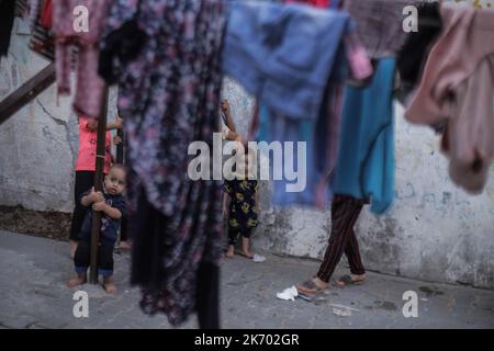 16 octobre 2022, Gaza, la bande de Gaza, Palestine : les enfants réfugiés palestiniens jouent à l'extérieur de leur maison, dans le nord de la bande de Gaza. (Image de crédit : © Mahmoud Issa/SOPA Images via ZUMA Press Wire) Banque D'Images