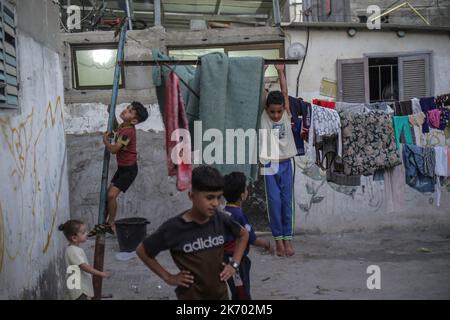 16 octobre 2022, Gaza, la bande de Gaza, Palestine : les enfants réfugiés palestiniens jouent à l'extérieur de leur maison, dans le nord de la bande de Gaza. (Image de crédit : © Mahmoud Issa/SOPA Images via ZUMA Press Wire) Banque D'Images