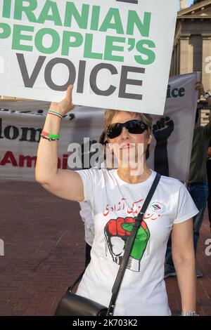 Portland, États-Unis. 16th octobre 2022. Une femme est vue en train de tenir un écriteau disant voix du peuple iranien lors d'une manifestation pacifique en faveur des femmes iraniennes. Dans le centre-ville de Portland, des centaines de personnes se sont rassemblées pour faire prendre conscience de ce qu'elles disent être un énorme problème de droits des femmes en Iran. Ils se sont réunis pour attirer l'attention sur la mort de Mahsa Amini, 22 ans, qui est décédé en Iran le mois dernier après que la police l'a arrêtée pour avoir porté un hijab, un foulard traditionnel porté par certaines femmes musulmanes. (Photo de Mykhaylo Palinchak/SOPA Images/Sipa USA) crédit: SIPA USA/Alay Live News Banque D'Images