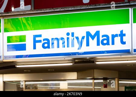 Tokyo, préfecture de Tokyo, Japon. 16th octobre 2022. 16 octobre 2022: Ville de Shibuya, Tokyo, JAPON: Un magasin de proximité FamilyMart ''konbini'' à Shibuya, une destination de voyage populaire avec de nombreux espaces commerciaux, magasins et restaurants. Le Japon a récemment rouvert ses portes au tourisme après plus de deux ans d'interdiction de voyager en raison de la pandémie COVID-19. En 2020, la société de portefeuille Itochu a acquis une participation de 100 % dans la chaîne, qui exploite plus de 24 000 sites dans le monde entier. (Credit image: © Taidgh Barron/ZUMA Press Wire) Credit: ZUMA Press, Inc./Alamy Live News Banque D'Images