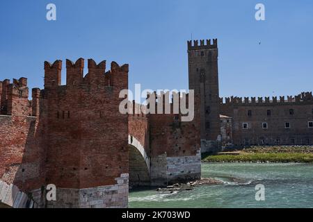 Vue sur le pont Castel Vecchio (ou pont Scaliger) relié au château de Castelvecchio le long de l'Adige à Vérone, Italie - juillet 2022 Banque D'Images