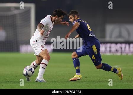 Vérone, Italie. 16th octobre 2022. Sandro Tonali de l'AC Milan bataille pour la possession avec Miguel Veloso de Hellas Verona pendant la série Un match au Stadio Marcantonio Bentegodi, Vérone. Crédit photo à lire: Jonathan Moscrop/Sportimage crédit: Sportimage/Alay Live News Banque D'Images