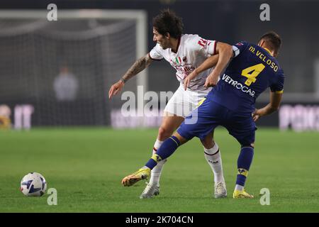 Vérone, Italie. 16th octobre 2022. Sandro Tonali de l'AC Milan bataille pour la possession avec Miguel Veloso de Hellas Verona pendant la série Un match au Stadio Marcantonio Bentegodi, Vérone. Crédit photo à lire: Jonathan Moscrop/Sportimage crédit: Sportimage/Alay Live News Banque D'Images