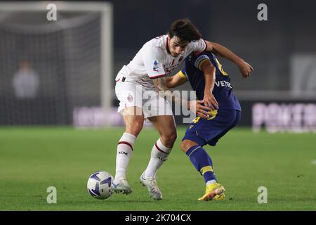 Vérone, Italie. 16th octobre 2022. Sandro Tonali de l'AC Milan bataille pour la possession avec Miguel Veloso de Hellas Verona pendant la série Un match au Stadio Marcantonio Bentegodi, Vérone. Crédit photo à lire: Jonathan Moscrop/Sportimage crédit: Sportimage/Alay Live News Banque D'Images