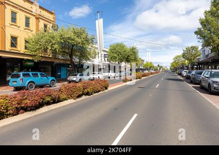 Orange est une ville dans la région centrale de tablelands en Nouvelle-Galles du Sud, centre-ville avec des magasins et Mitchell Highway Road, NSW, Australie octobre 2022 Banque D'Images