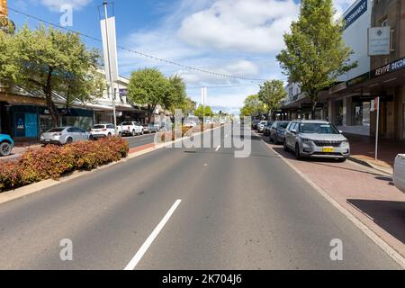 Orange est une ville dans la région centrale de tablelands en Nouvelle-Galles du Sud, centre-ville avec des magasins et Mitchell Highway Road, NSW, Australie octobre 2022 Banque D'Images