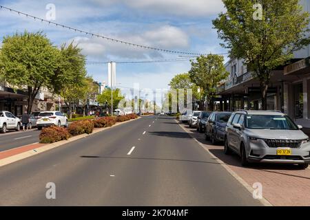 Orange est une ville dans la région centrale de tablelands en Nouvelle-Galles du Sud, centre-ville avec des magasins et Mitchell Highway Road, NSW, Australie octobre 2022 Banque D'Images