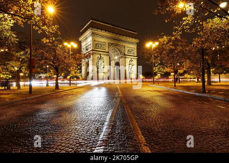 L'Arc de Triomphe en soir de pluie, Paris, France. Banque D'Images