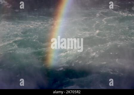 Arc-en-ciel au-dessus de la gorge du Niagara vu du côté américain des chutes Banque D'Images